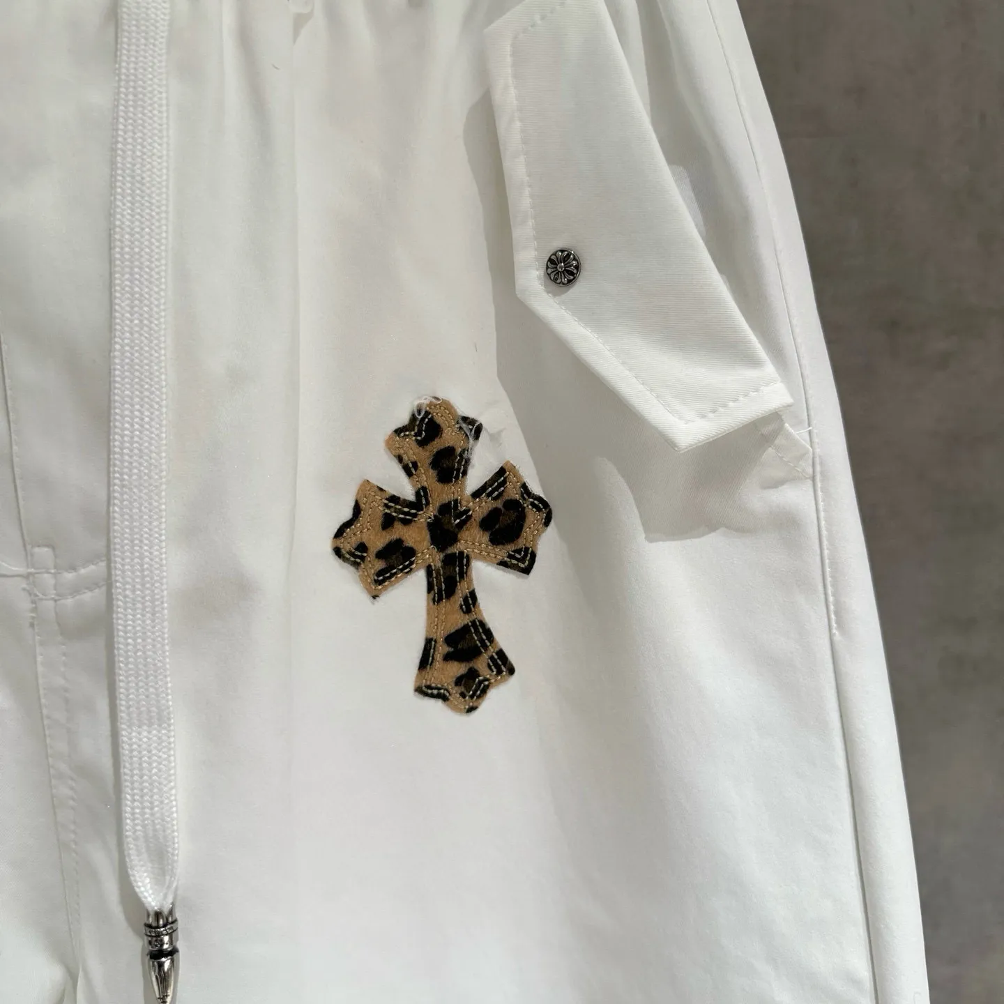🅿️350 [Strict quality control] CH Crow Heart Heavyweight Crow Paratrooper Pants Leopard Suede Cross Customized Cross Leather Set Customized Crow Heart Hardware Loose and lazy version, waist size 66-100 can be controlled. The front needs to be carbon polished first and then sanded (the surface of the pants has a velvet feel and is comfortable to wear) and the reverse is waterproof Finally, the overall enzyme wash is done. The workmanship is complicated and cumbersome. The leather is all calfskin and has undergone multiple color fixing treatments! Machine washing is not recommended for white! Size: M-2xl